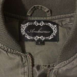 Like new dark green jacket. In great condition wore like twice.